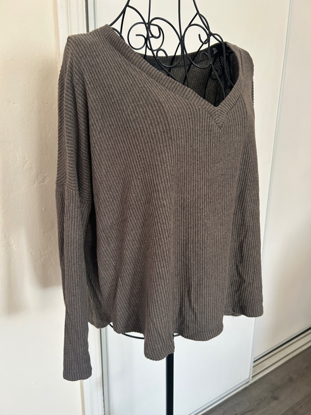 Lulu's Ribbed V-Neck Oversized Sweater - Taupe Size XS